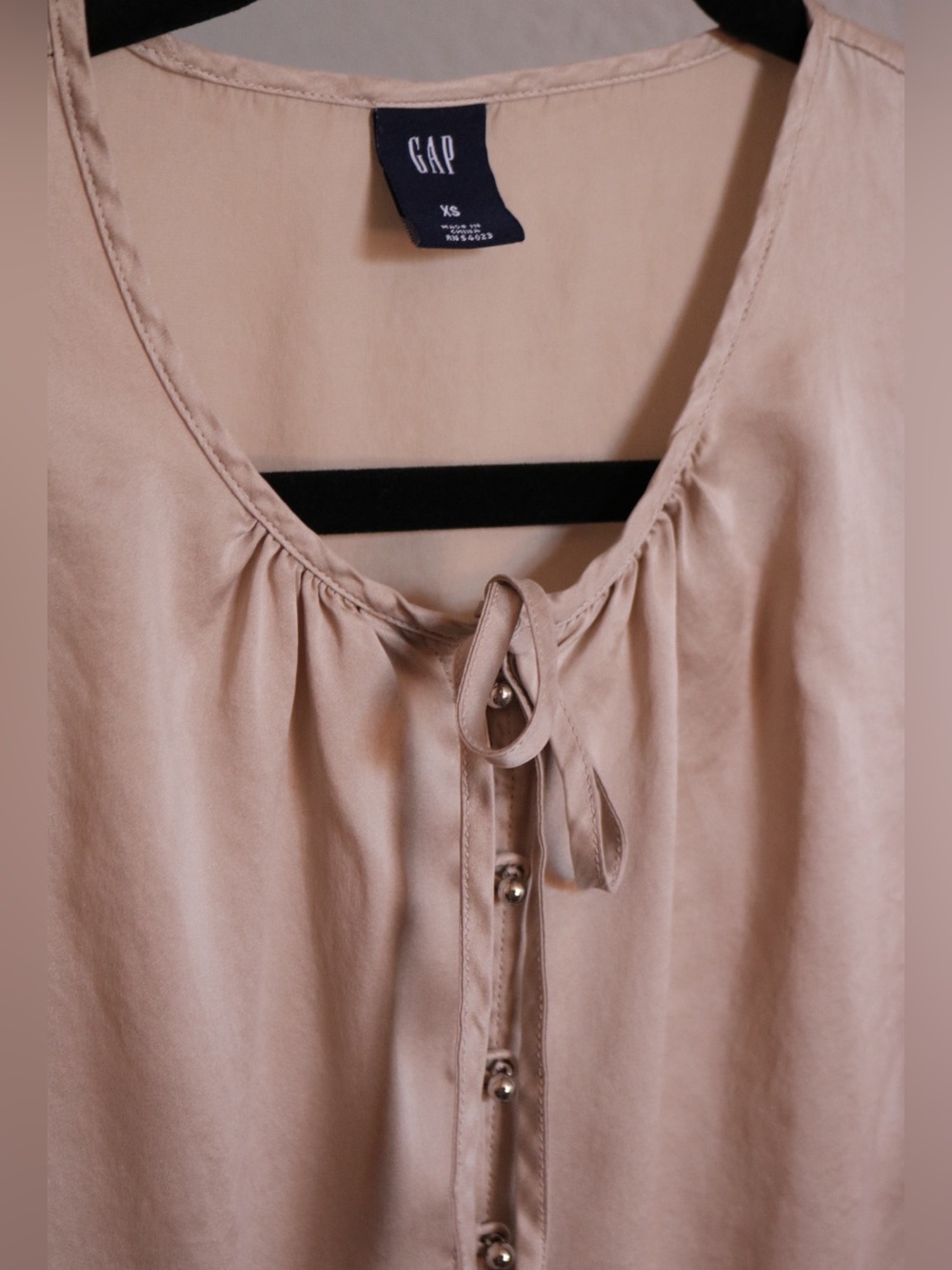GAP 100% Silk Champagne Button Front Tie Blouse XS Peplum Puff Sleeve Y2K - Picture 11 of 14